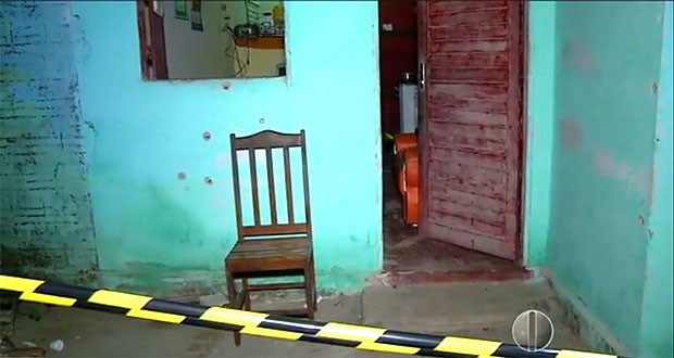 Casal estava sentado na porta de casa quando os criminosos se aproximaram e fizeram os disparos; parede da casa ficou cheia de marcas de tiros  (Foto: Reprodução/Inter TV Cabugi)