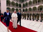 Papa Francisco cai durante missa em Cracóvia, na Polônia