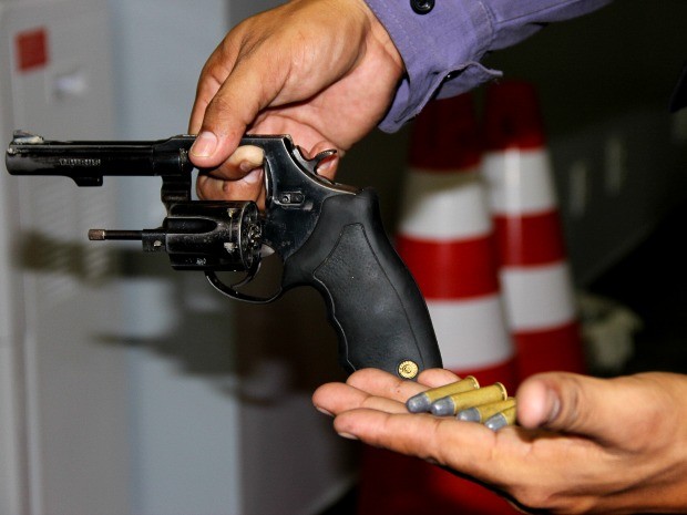 Arma encontrada com o suspeito (Foto: Marcos Dantas/G1 AM)