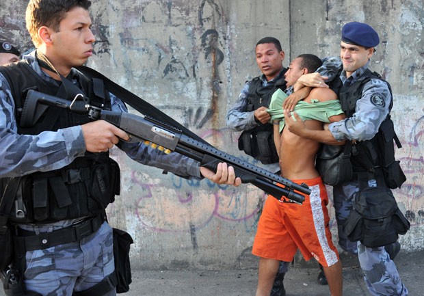 Manifestante teve que ser contido por policiais (Foto: Tasso Marcelo/AFP)