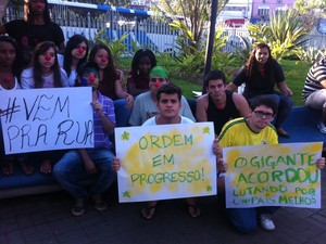Estudantes levaram faixas para a Praça Zé Garoto (Foto: Perla Rodrigues/ G1)
