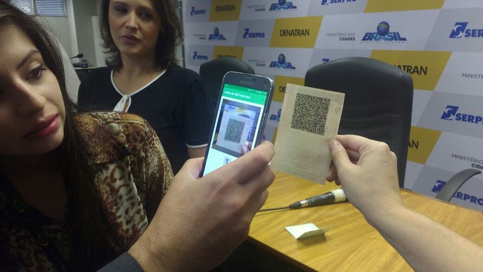 Grupo faz teste com QR-Code em carteira de habilitação (Foto: Elielton Lopes/G1)