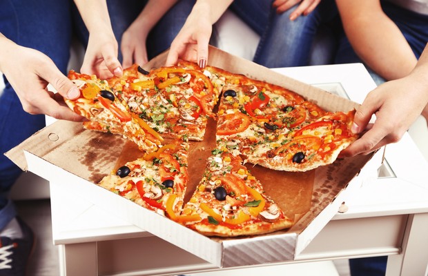 pizza ; compartilhando a pizza ; dividindo a comida ;  (Foto: Shutterstock)
