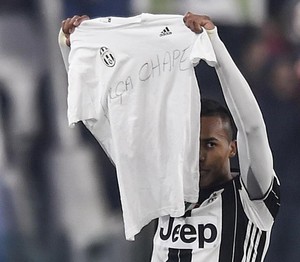 Alex Sandro mostra camisa em homenagem à Chapecoense depois e fazer golaço pelo Juventus (Foto: Reprodução Facebook do Juventus)