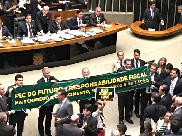 Deputados governistas estenderam uma faixa e ergueram cartazes no plenário em apoio à PEC do Teto de Gastos (Foto: Gustavo Garcia / G1)