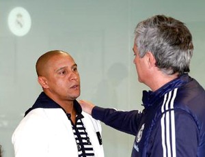 Roberto Carlos visita o treino do Real Madrid com Mourinho (Foto: Divulgação / Site Oficial do Real Madrid)