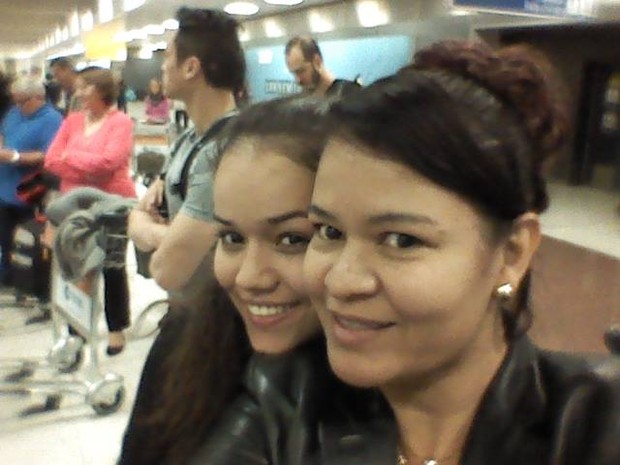 Mãe e filha tiram selfie ao chegar ao Brasil nesta terça-feira (3) (Foto: Facebook/Reprodução)