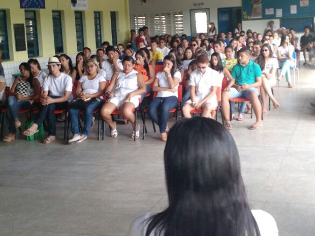 Alunos rezam na escola onde as quatro vítimas estudam (Foto: Ronaldo Mota)