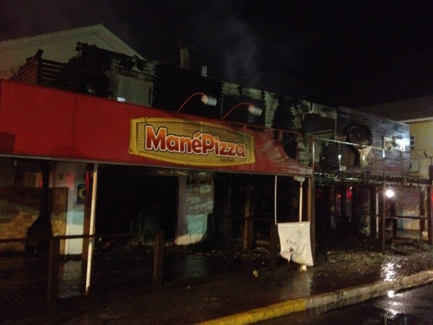Incêndio destró estabelecimentos comerciais na Lagoa da Conceção (Foto: Larrissa Schmidt/ RBS TV)