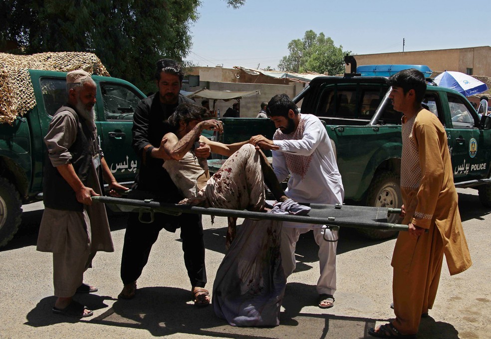 Homem é socorrido após ficar ferido em explosão nesta quinta-feira (22) em Lashkargah, na província afegã de Helmand (Foto: Noor Mohammad / AFP)