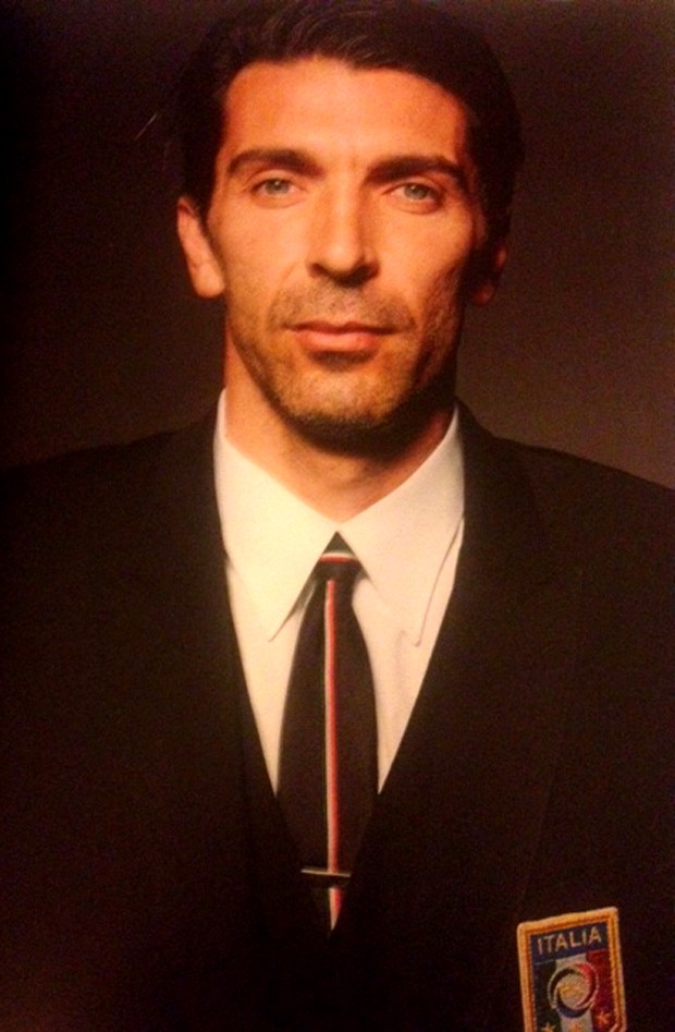 Buffon nas páginas do livro livro, lançado a tempo da Copa do Mundo (Foto: Bruna Bittencourt)