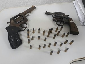 Armas de fogo encontradas pelos agentes no pavilhão 1 de Alcaçuz (Foto: Divulgação / Força Tarefa Penitenciária)