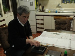 Hiro prepara tinta à base de carvão para curso de caligrafia (Foto: Thiago Reis/G1)