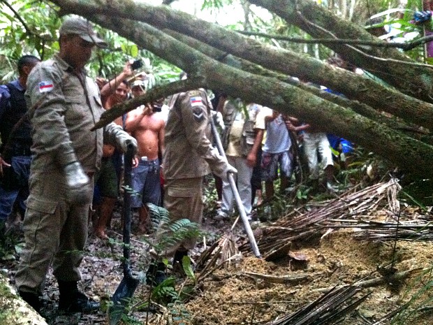 Corpo de homem é encontrado enterrado dentro de matagal, em Manaus (Foto: Tiago Melo/G1 AM)