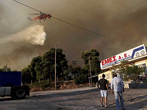A Grécia sofre um grande número de incêndios a cada verão. O fogo é alimentado pelas altas temperaturas e ventos fortes. (Foto: Petros Giannakouris / AP Photo)