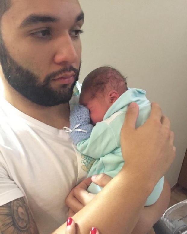 Jonathan Costa com o filho (Foto: Reprodução/Instagram)