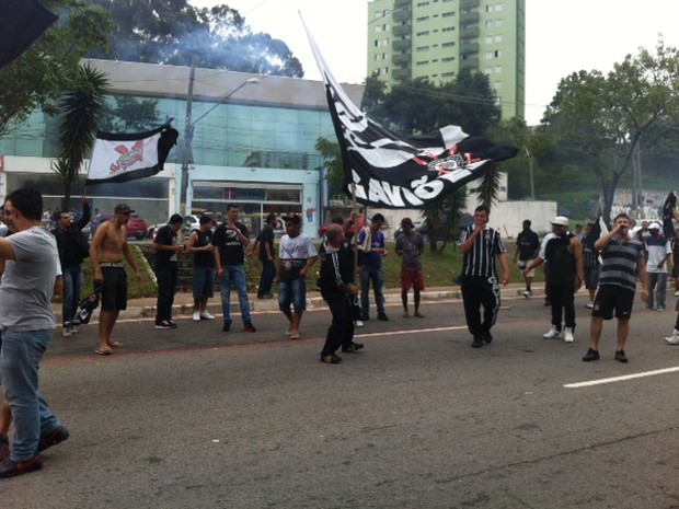 Polícia e CET interditaram um trecho da Av. Luiz Dumont Villares, na Zona Norte, para impedir confusão na comemoração corintianos.  O transito esta interrompido no sentido bairro próximo a rua Eduardo Espíndola Filho. (Foto: Nathália Duarte/G1)