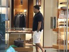 Ronaldo faz compras em shopping de luxo e segurança leva sacolas