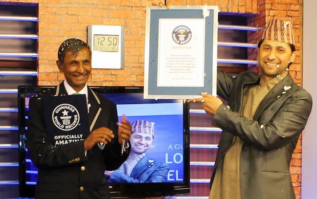 Rabi Lamichhane recebeu no domingo o certificado após estabelecer o recorde (Foto: AFP)