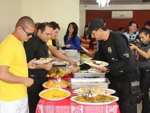 Convidados do almoço começam a se servir com a carne de jumento (Foto: Marcelino Neto/G1)