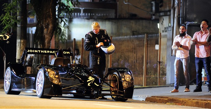 Mika Hakkinen em filmagem nas ruas de São Paulo (Foto: Marcos Ribolli)
