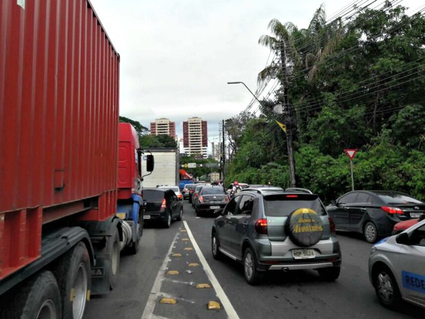 Avenida Avenida Efigênio Sales foi interditada (Foto: Adneison Severiano/G1 AM)