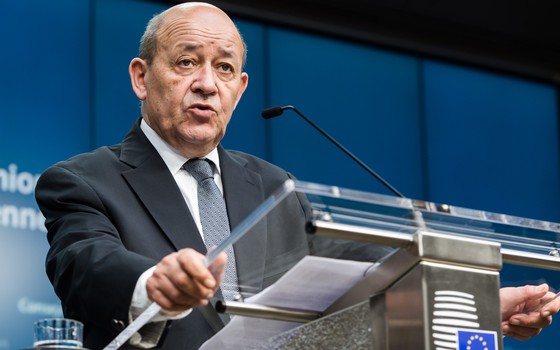 O ministro da defesa da França, Jean-Yves Le Drian, fala com jornalistas após pedir ajuda militar de outros países membros da União Europeia (Foto: Geert Vanden Wijngaert/AP)