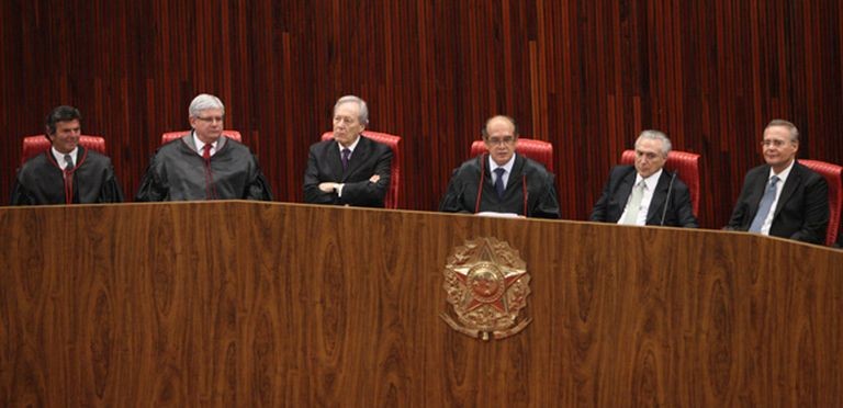 Luiz Fux, Rodrigo Janor, Ricardo Lewandowski, Gilmar mendes, Michel Temer, Renan Calheiros, na posse do novo presidente do TSE, ministro Gilmar Mendes (Foto: TSE)