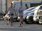 Nathalia Dill anda de skate com o namorado no Rio
