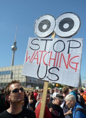 Manifestante pede para que 'parem de nos ver' em mensagem escrita em cartaz (Foto: Rainer Jensen/AFP)