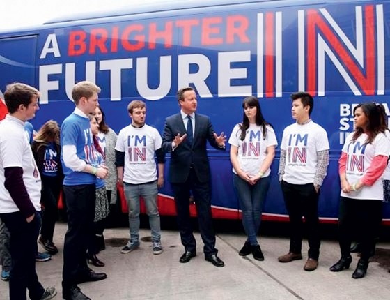 Cameron faz campanha pela permanência junto a universitários de Southhampton (Foto: Reuters)