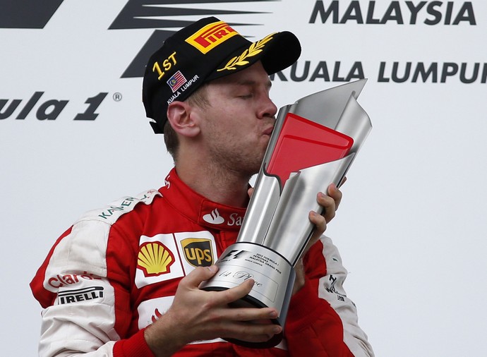 Vettel beija o troféu após a vitória no GP da Malásia (Foto: Reuters / Olivia Harris Livepic)