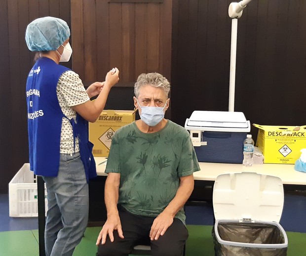 Chico Buarque toma segunda dose da vacina anti-Covid (Foto: Daniel Delmiro/AgNews)