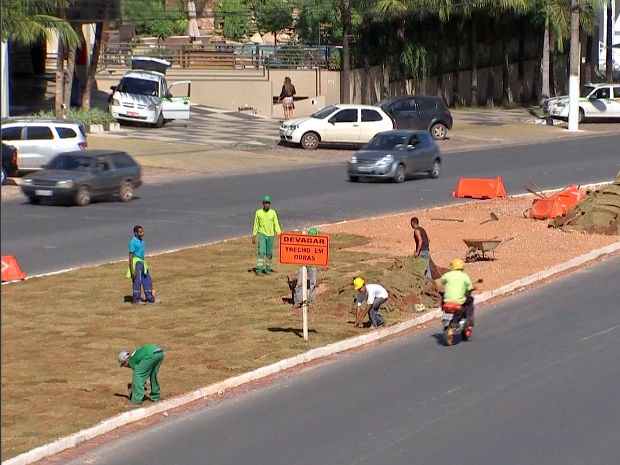 Grama volta a ser plantada em avenida para embelezar a cidade devido Mundial (Foto: Reprodução/TVCA) Grama volta a ser plantada em avenida para embelezar a cidade devido Mundial (Foto: Reprodução/TVCA)