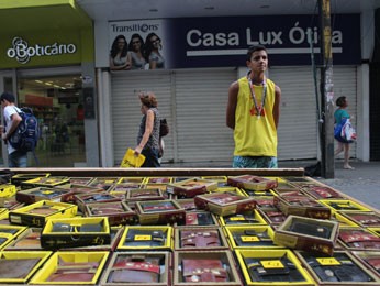 Dia dos pais no centro do Recife (Foto: Vitor Tavares / G1)