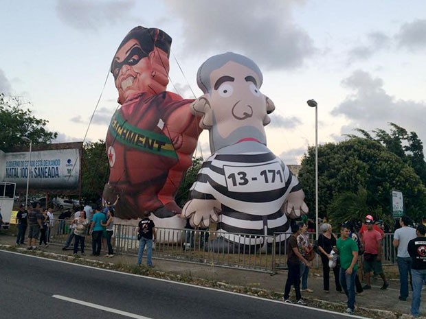 Bonecos infláveis foram montados às margens da BR-101 (Foto: Renato Vasconcelos/G1)