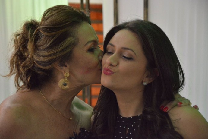 Ieda beija a filha Tanara Oliveira (Foto: Arquivo Pessoal)