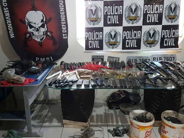 Polícia encontrou farto material utilizado nos assaltos com os suspeitos (Foto: Divulgação/Polícia Civil)