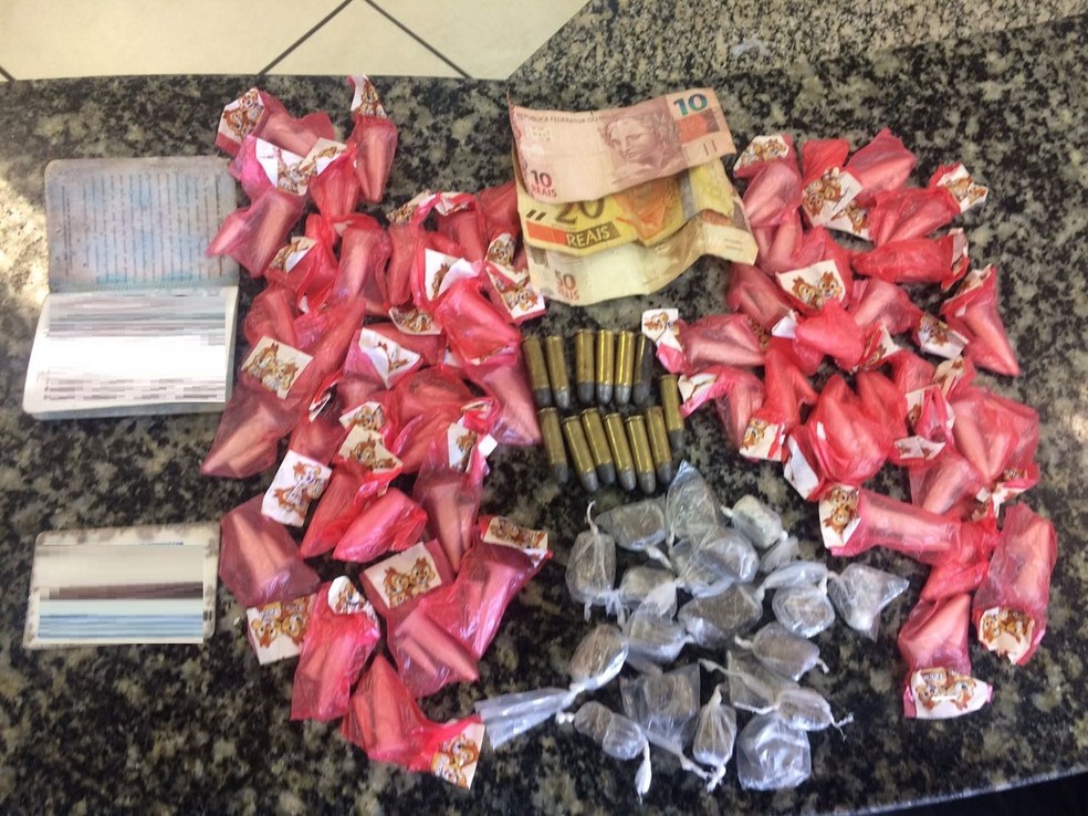 Drogas, munição e o passaporte do argentino foram apreendidos pela PM em Cabo Frio, no RJ (Foto: Divulgação/ Polícia Militar)