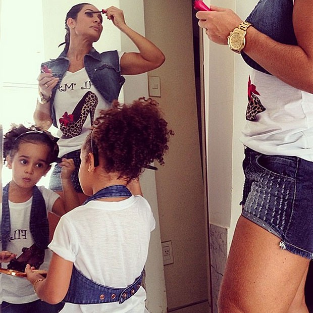 Scheila Carvalho mostra filha se maquiando (Foto: Instagram)