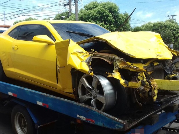 Motorista de carro de luxo perdeu controle da direção do veículo (Foto: Reprodução/TV Tem)