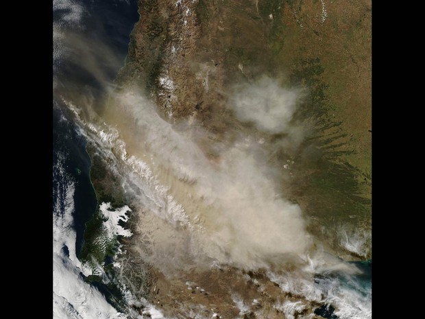 Nuvem de fumaça do vulcão Cabulco, no Chile, é vista do espaço em imagem feita pelo satélite Terra da Nasa (Foto: Reuters/Nasa)