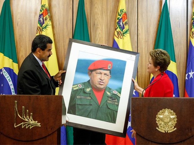 Após declaração à imprensa, Maduro presenteia Dilma retrato do ex-presidente Hugo Chávez, no Palácio do Planalto (Foto: Roberto Stuckert Filho/PR)