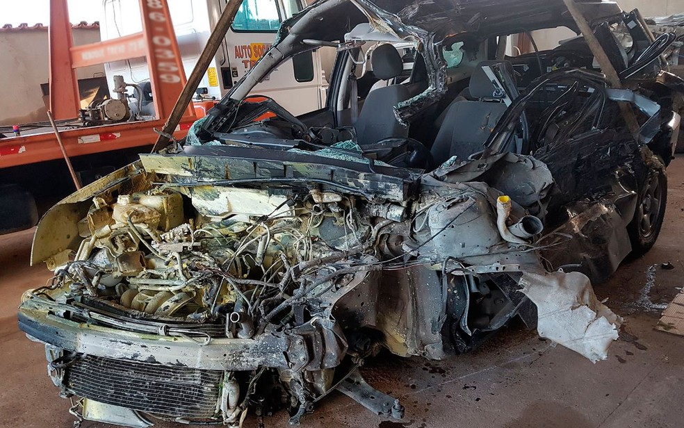 Carro ficou destruído apos bater em caminhão na BR-101. Duas pessos morreram (Foto: PRF/ Divulgação)