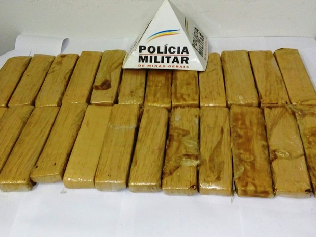 24 tabletes de maconha processada, estavam no porta malas do veículo. (Foto: Divulgação/Polícia Militar Rodoviária)