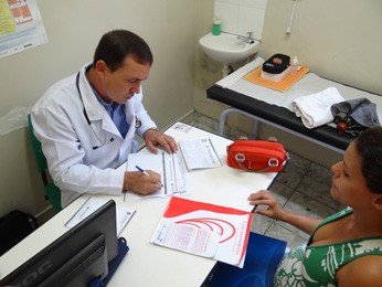 Médico cubano está tendo de se adaptar ao atendimento. (Foto: Katherine Coutinho / G1)