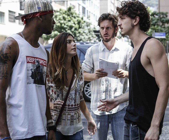 Henrique Sauer dirige Johnny Massaro, Giovanna Lancellotti e Danilo Ferreira (Foto: Inácio Moraes/ Gshow)