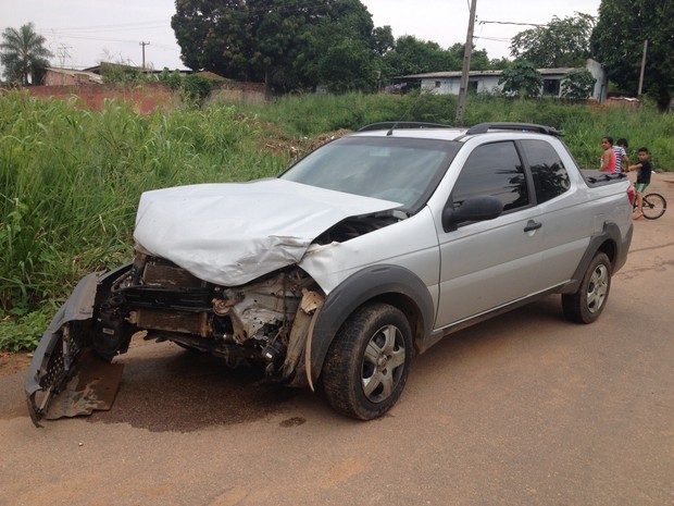 Carro do padre ficou com a frente destruída após o acidente de trânsito. (Foto: Hosana Morais/G1)