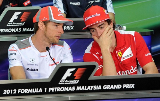 Button e Alonso em coletiva para GP da Malásia (Foto: AFP)