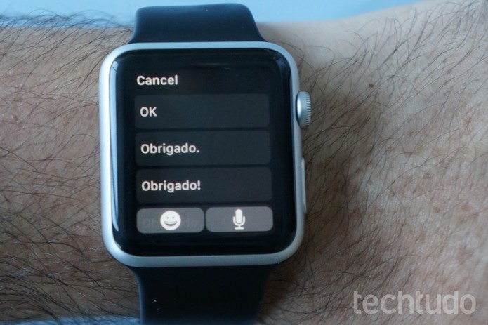 O Apple Watch pode ler e responder mensagens de três formas diferentes (Foto: Bernardo Dabul/TechTudo) O Apple Watch pode ler e responder mensagens de três formas diferentes (Foto: Bernardo Dabul/TechTudo)